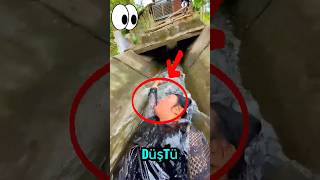 Drenaj Kanalında Yalnız Değildi… Yanindaki̇ Şey Şok Etti̇ 😳