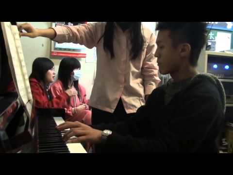 【西苑高中2013班級音樂會】背對背擁抱