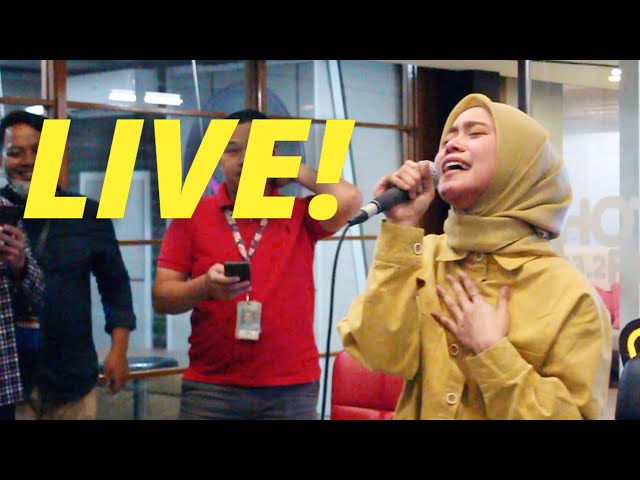 SAMPAI NANGIS! TIRANI - LESTI (LIVE DI HOT 93.2 FM) // #BINTANGHOT - LESTI class=