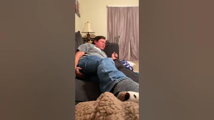 Guy has an accident in his pants while laughing at something on TV! - DayDayNews