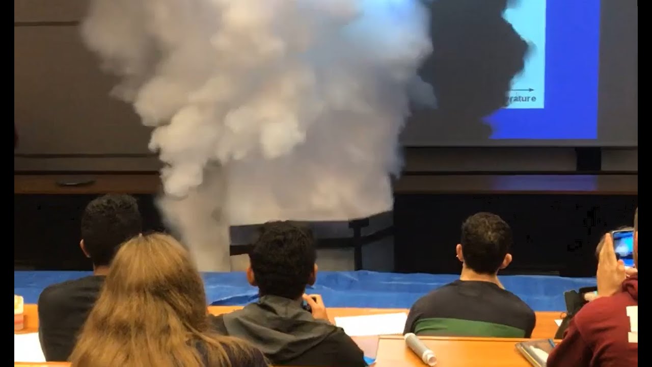What happens when liquid nitrogen meets water 😱 😱 Why does it happen
