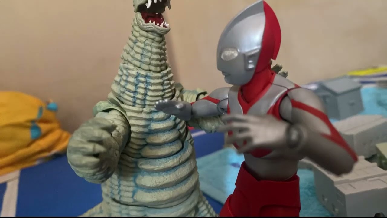 episode 5  red king vs ultraman. red king attacks.