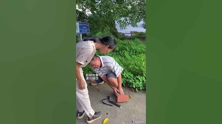 母老虎发现老头想去喝酒！狂追一路！酒友赶紧用品牌包包拖延她！#家庭挑战类 #funny #李叮长