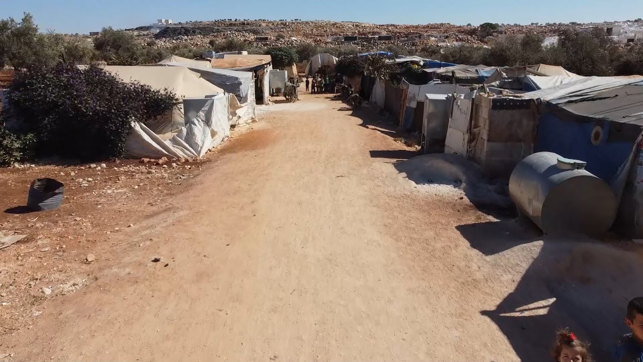 بإمكانيات محدودة أهالي المخيمات يتجهزون لفصل الشتاء