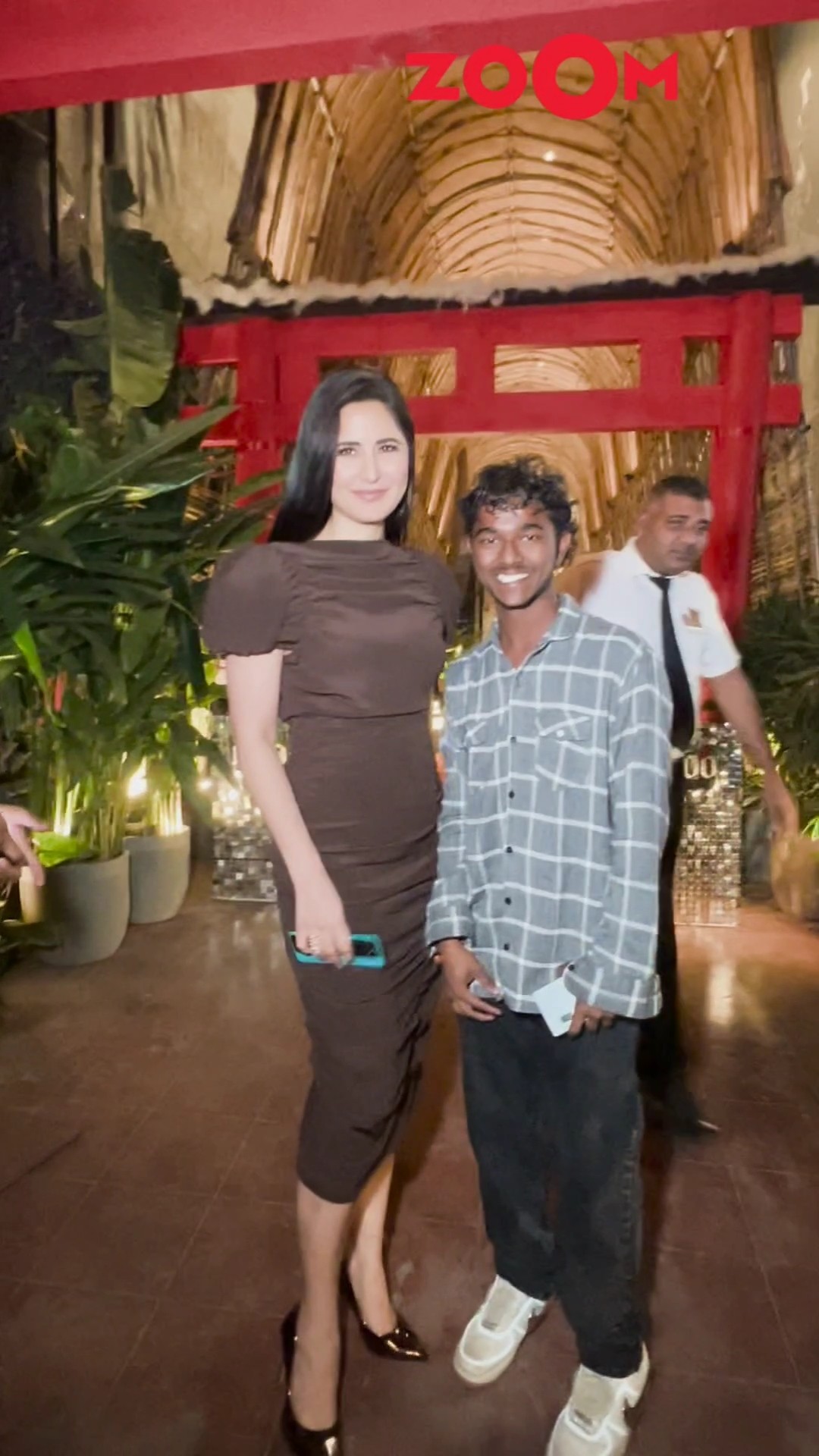 Katrina Kaif’s Cute gesture as she fulfils pap’s picture request?? #katrinakaif #shorts