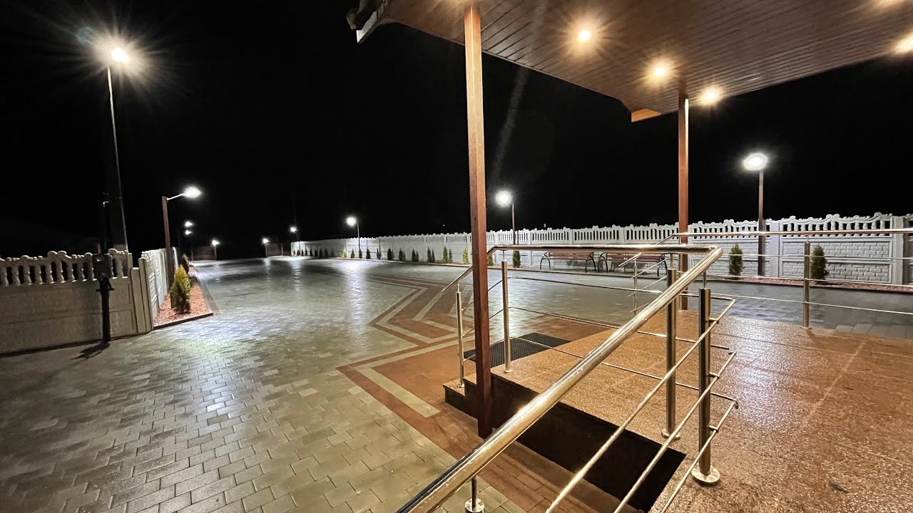 Викладка бруківки біля Дому Молитви Чорниж