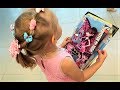 Алиса выбирает ПОДАРОК для Теи и ее братика !