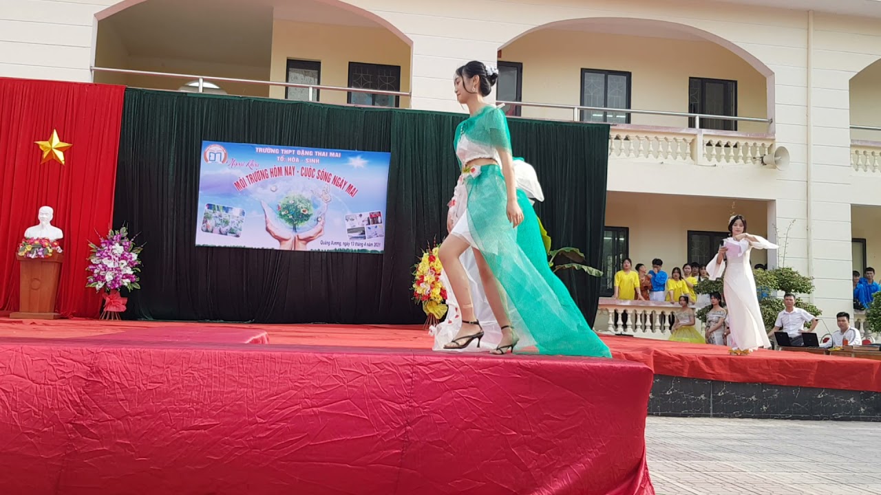 Trình diễn thời trang với trang phục tái chế bảo vệ môi trường.