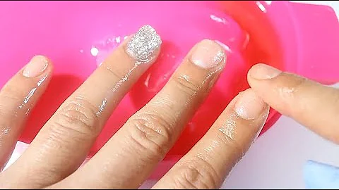 ¿En qué puedo remojar las uñas si no tengo acetona?