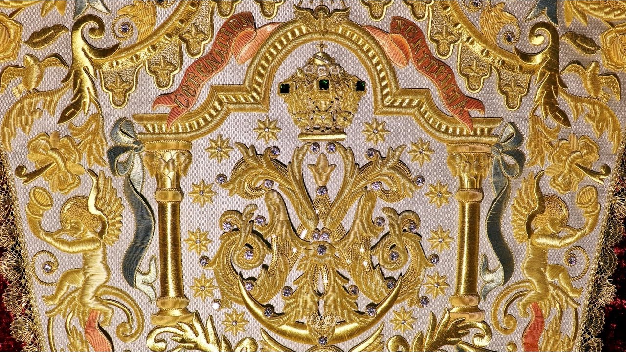 Vestido, ajuar y majestad: El atuendo del Centenario