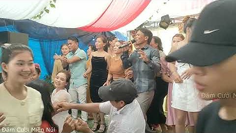 Anh trai hát LK nhạc sôi động rất hay tại đám cưới Đèo Rơn