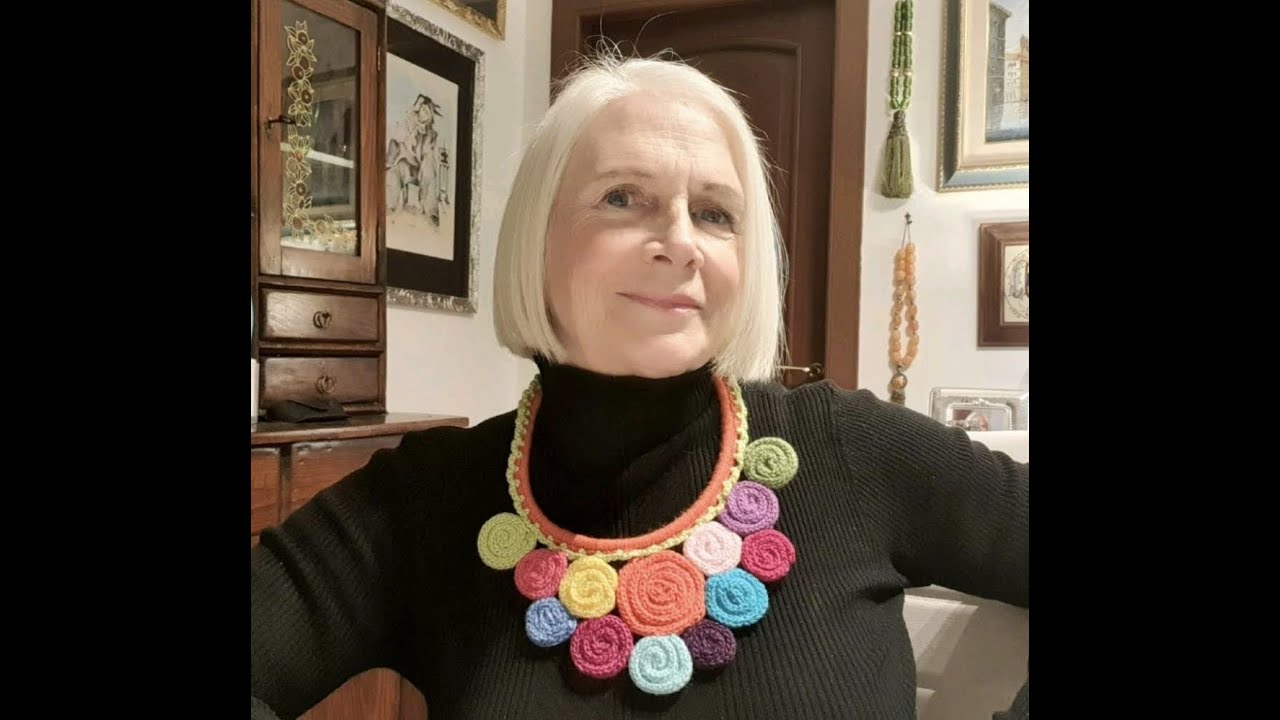 Collana uncinetto dischi multicolor - YouTube