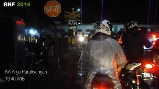 Malam hari di perlintasan kereta api