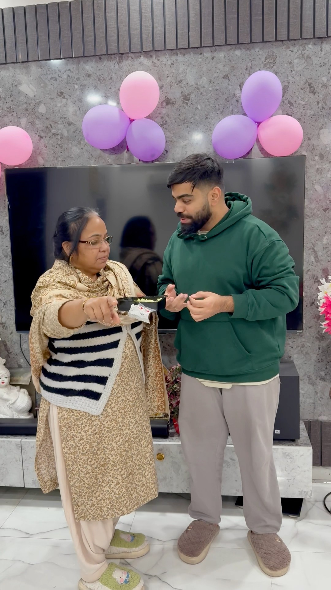 Mummy nai gaurav k haath say momos kyu chin liye #shorts #youtubeshorts #gauravaroravlogs