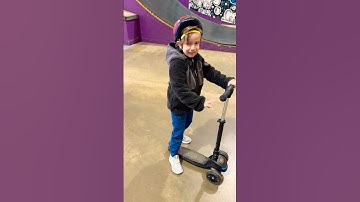 Voor het eerst op de grote helling! 🛴😱 Het ging zo snel!