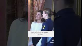 Letizia teatraliza miradas de enamorada a Felipe VI en la PASCUA MILITAR.MÁS PARIPÉ #letiziaortiz
