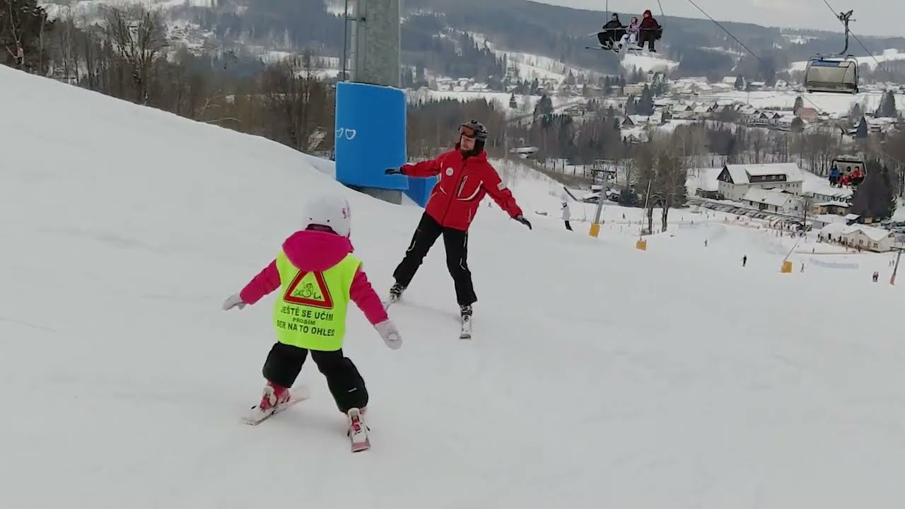 Madlenka a její třetí hodina na lyžích ve SKIcentrum Deštné v Orlických horách.