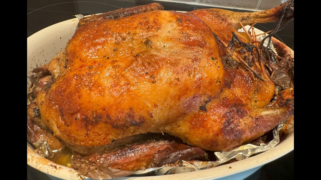 Helstekt hemlagad anka fylld med äpplen