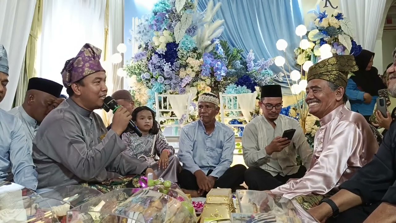 Ответный пантун при предложении руки и сердца и передаче подарков в Сунгаи Апите, Регентство Сиак...