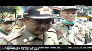Pedagang Hadang Pembongkaran Kios