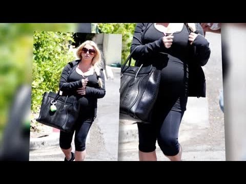 Jessica Simpson cradles large baby bump as she runs errands in  figure-hugging black top and leggings