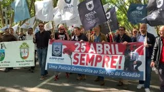 Miles De Portugueses Celebran En Las Calles El 25 De Abril Sin Restricciones