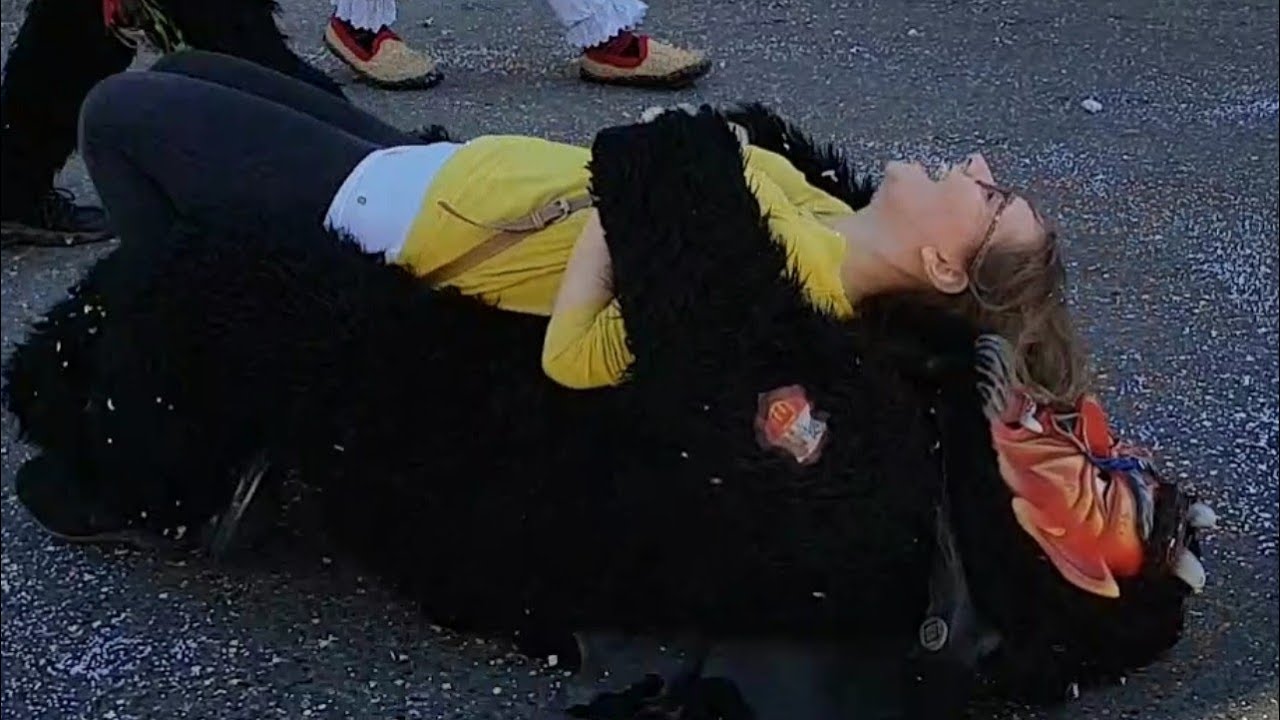 Total 50+ imagen stealing shoes and socks Abzlocal.mx