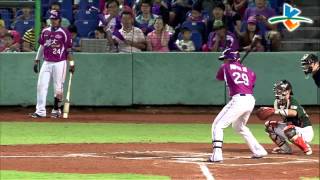 20131012 CPBL 獅VS犀牛 6下 高國慶NP 硬生生把陽冠威威猛球擋了下來 厲害厲害!