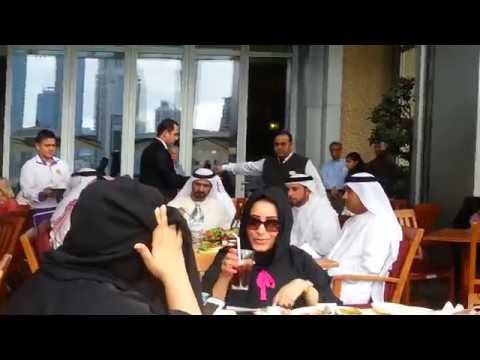 Sheikh Mohammad Bin Rashid Al Maktoum at Dubai Mall الشيخ محمد بن راشد آل مكتوم يمشي ويتغدى دُبي مول