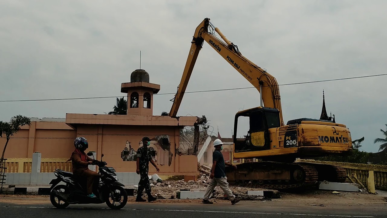 MASJID INI DIROBOHKAN EXCAVATOR RAKSASA