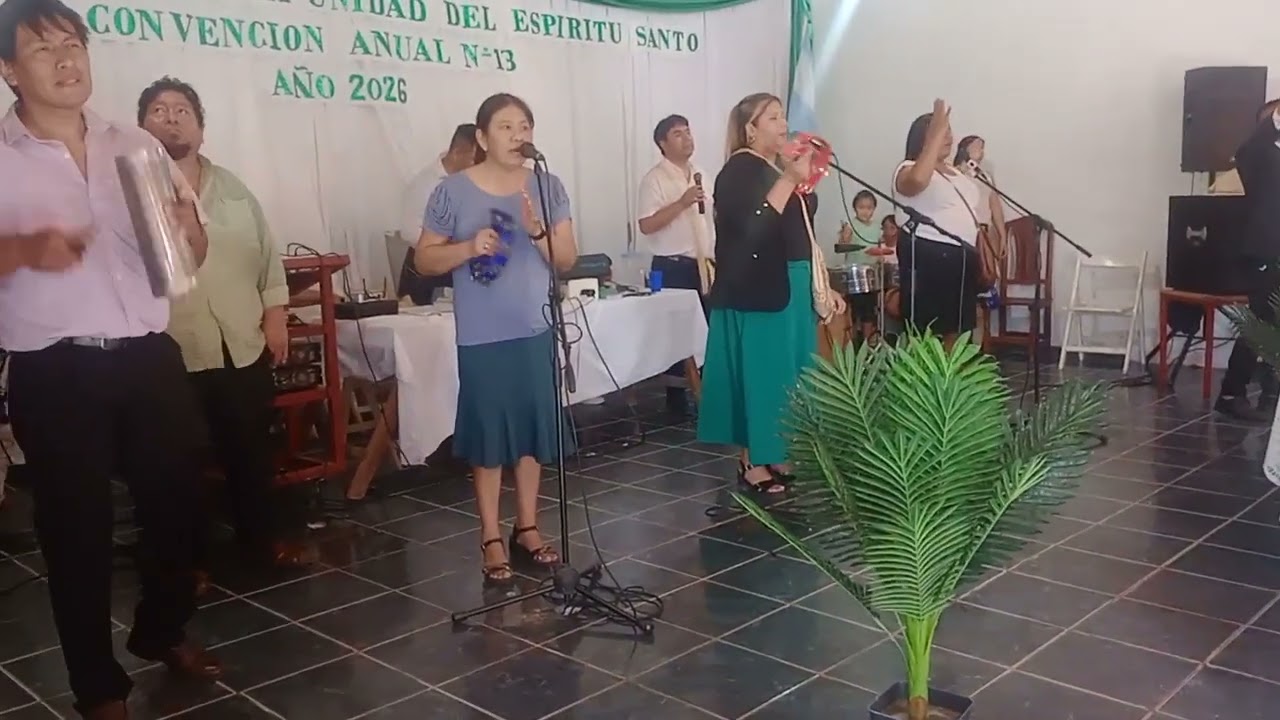 Cantando las damas del coro de la Iglesia Evangélica Unidad del Espíritu Santo 