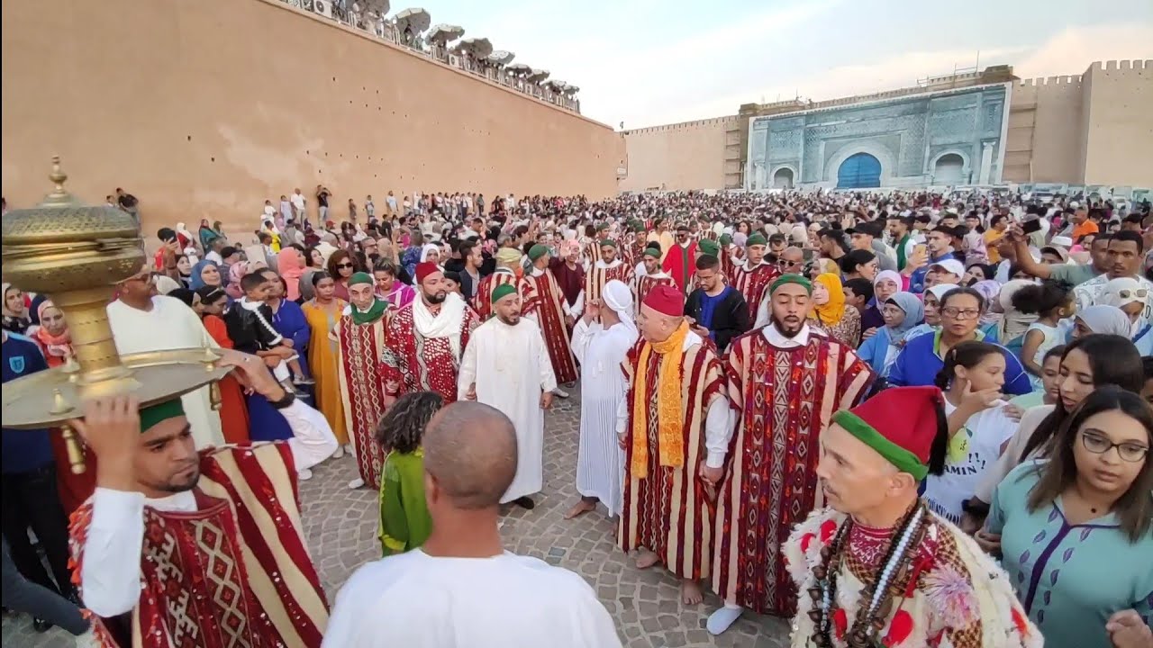 الدخلة الى الضريح الشيخ الكامل لطائفة العيساوية برئاسة المقدم عبدالصمد هادف، بمناسبة عيد المولد النب