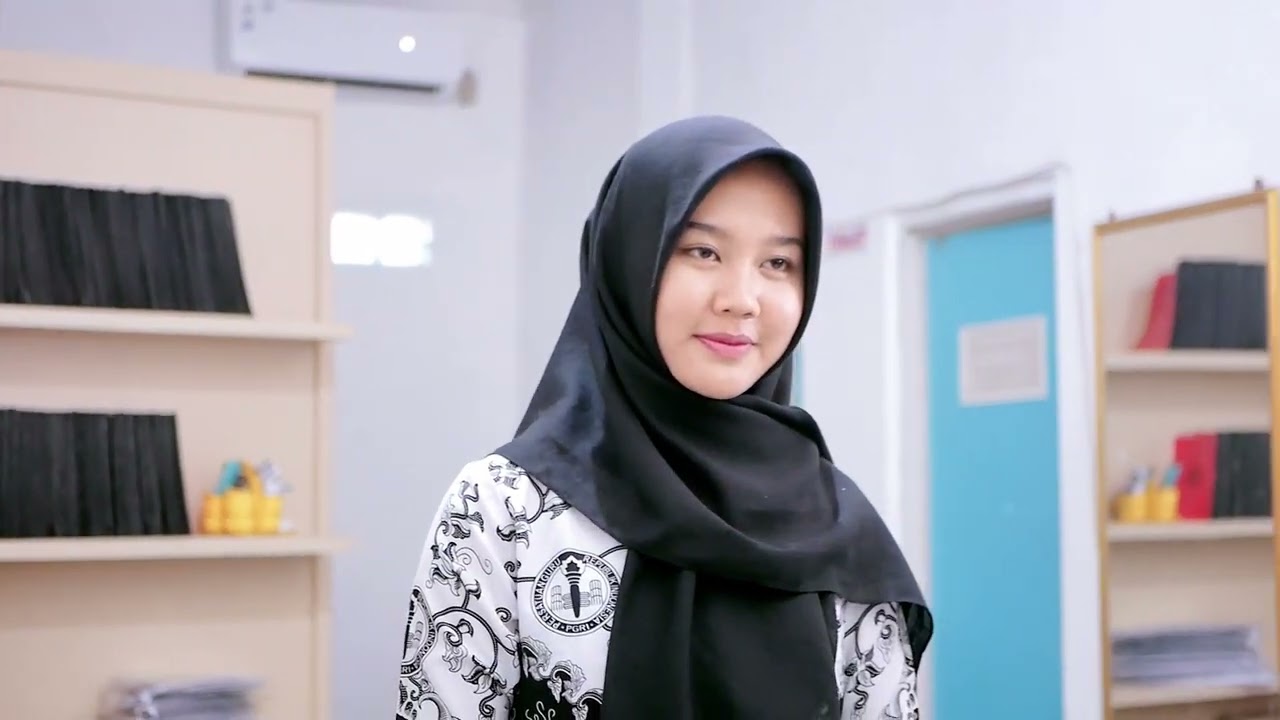 SUARA DI BALIK SENYUMAN