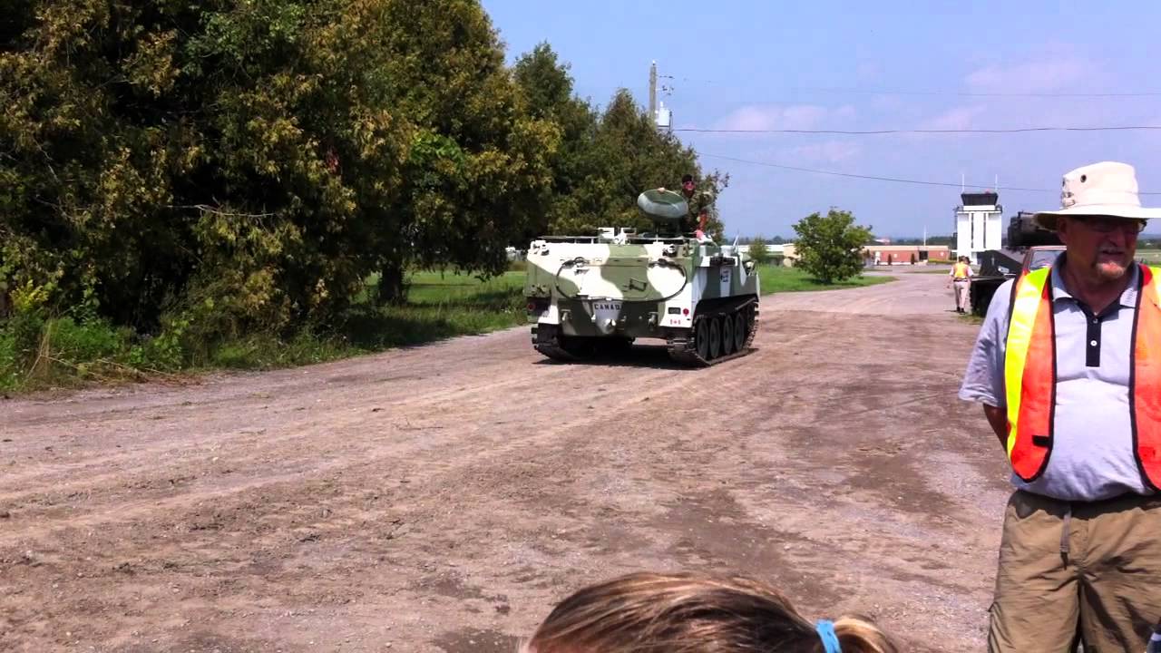 Lynx and M113 setting up