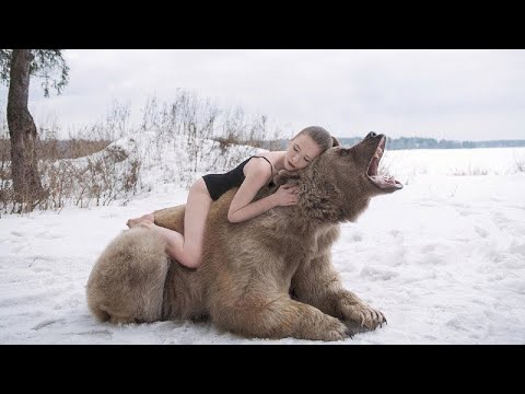 کودکانی که توسط حیوانات وحشی بزرگ شدند دختر سگی 