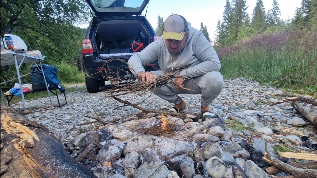 O noapte sălbatică aproape de urși. Tu ai dormi singur aici?