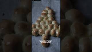 Cheesy Christmas Tree Bread #holiday#holidayfoods#easy#simple#cheese#cheeseybread#christmastree