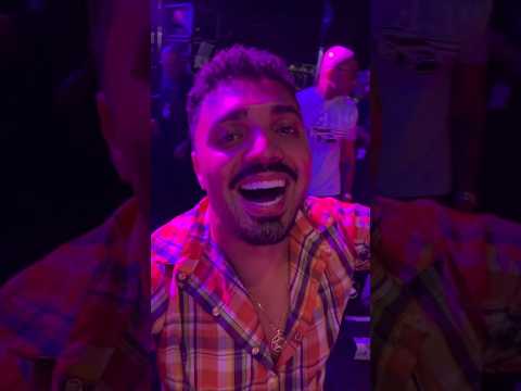 Tirullipa apaixonado cantando as músicas do Belo em Natal