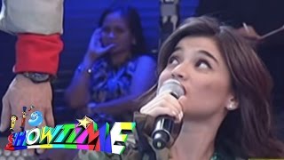 Anne Curtis Caught Sitting Beside The Stage