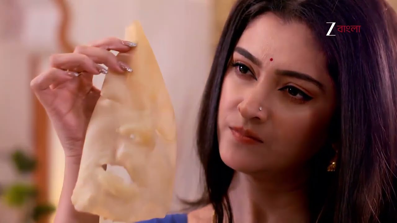 Kon Gopone Mon Bheseche | তৃষার পায়ের মোজায় কী আছে লুকিয়ে রাখা ?