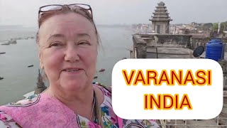 5. Первое утро в Варанаси. Я так никогда не жила! Завтрак на крыше. Попугаи под окнами. Индия 2024.