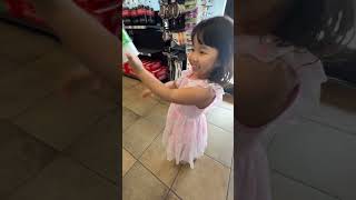 Chloe Happily Picked Pelon Pelo Rico Showed It Off Before Leaving.