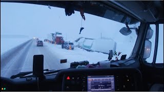 картинка: ДПС перекрыли дорогу . Трасса м5 стоит . Снежный плен Урала .