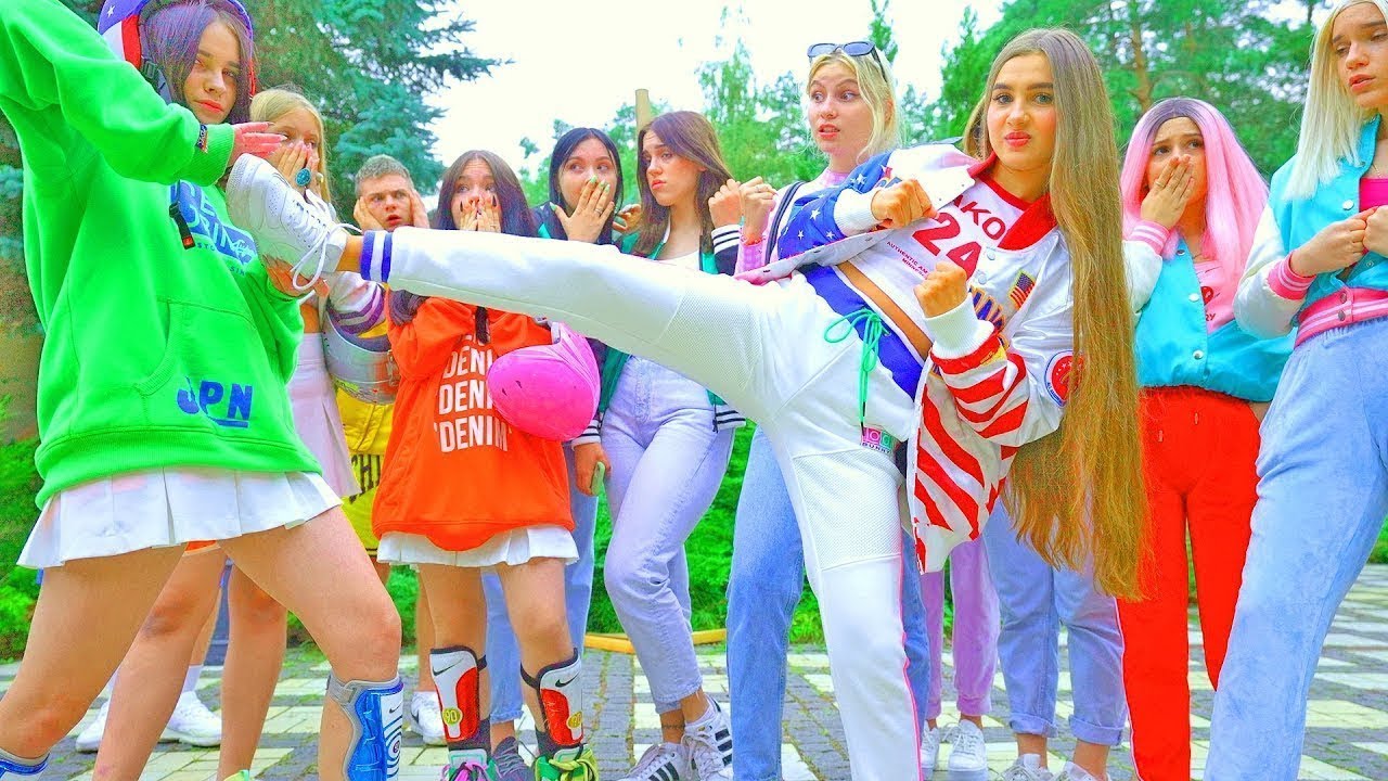 Η ΝΤΙAΝΑ EΔΕΙΞΕ ΣΤΑ ΝEΑ ΚΟΡIΤΣΙΑ ΠΟΙΟΣ ΕIΝΑΙ ΤΟ ΑΦΕΝΤΙΚO! Αναμέτρηση σε εξοχικό!