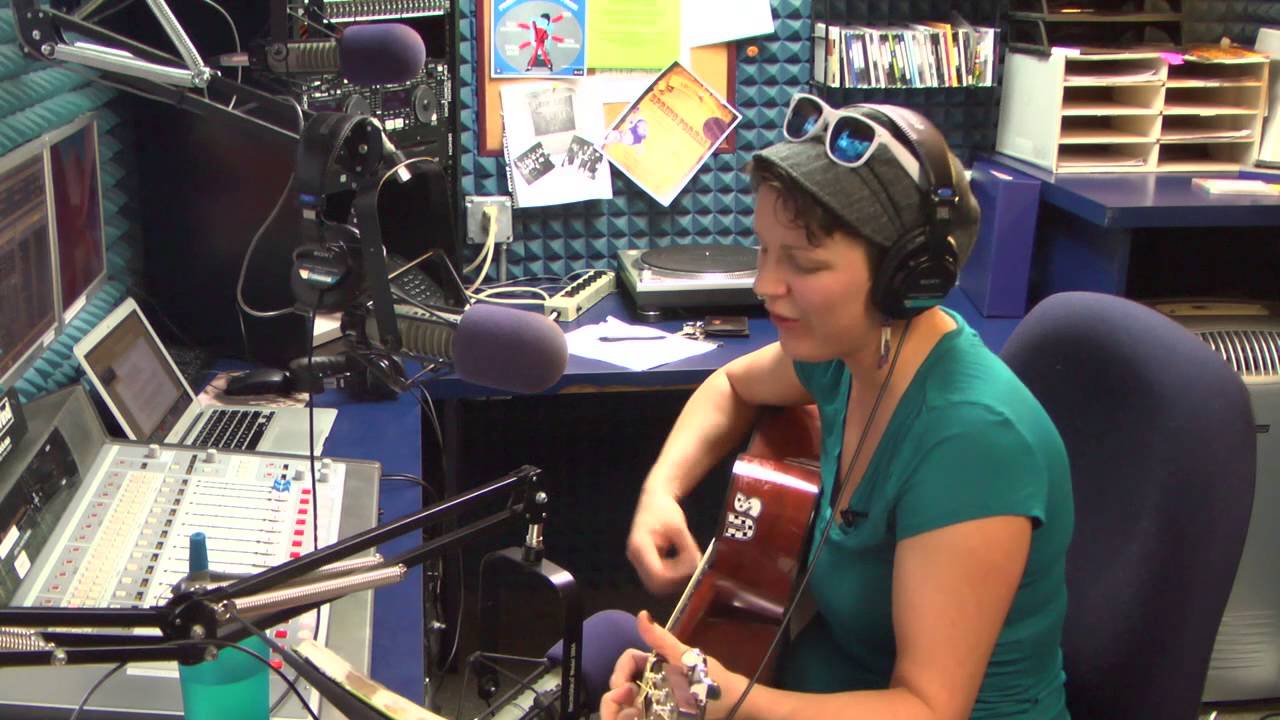 Jesse Bartlett Waiting on the Sun Live on the Angry Young and Poor