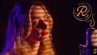 June The Girl - Pretty girls always smile (Version Acoustique)