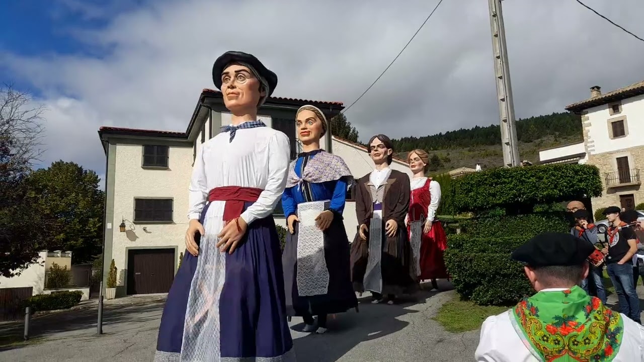 Antsoaingo erraldoiak 2024an Herri Zaharrean/Gigantes de Ansoain en el Pueblo Viejo 2024