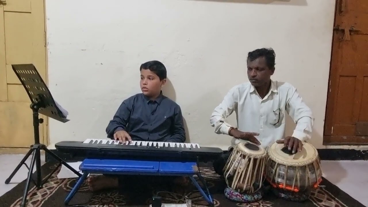 शोधीशी मानवा रावळी मंदिरी हार्मोनियम धून वाजवताना शिवम थोरात व गुरु जनार्दन लोहार