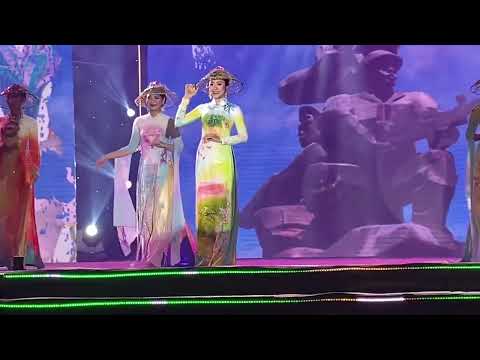 Video Thời trang áo dài tại Lễ hội văn hoá làng cổ Đông Hoà... - youtube