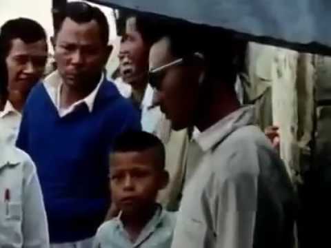 Arsip Video Sejarah, Gubernur DKI Jakarta Ali Sadikin memeriksa KTP warga, 1971